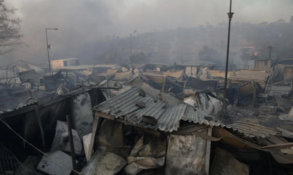 Φωτιά στη Μόρια: Θεοδωρικάκος, Μηταράκης & Αρκουμανέας μεταβαίνουν εσπευσμένα στη Λέσβο